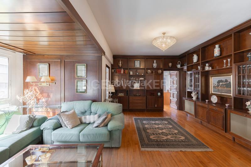 Foto f0372fe9-ea7b-4750-b15b-f23309941510. Apartamento amplio piso esquinero y alto en aribaugalvany en Barcelona