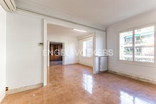 Apartamento en Dreta de l´Eixample. Magnífico piso alto a reformar en el corazón del eixample dret
