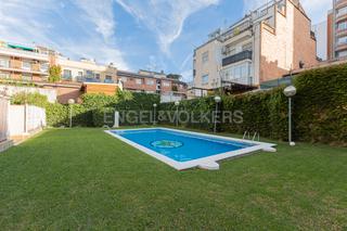 Zweistöckige Wohnung in Centre. Exquisito apartamento con terraza y piscina.