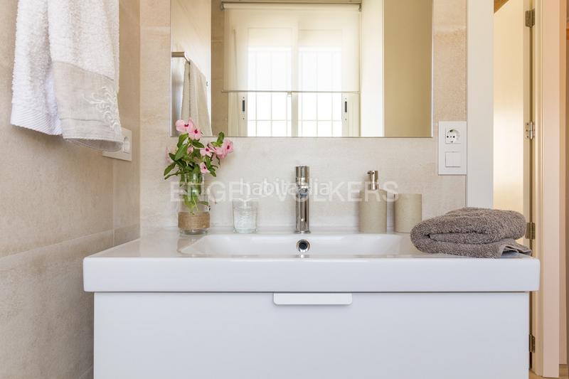 Foto 23aedf16-5650-4a72-ba79-83206f996935. Rent penthouse with heating in Gòtic Barcelona