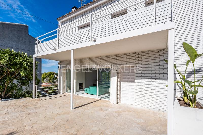 Foto b29a0bef-367c-4d1a-aa8c-c20b6691459f. Casa luminosa casa con vistas al mar recién reformada en Cunit