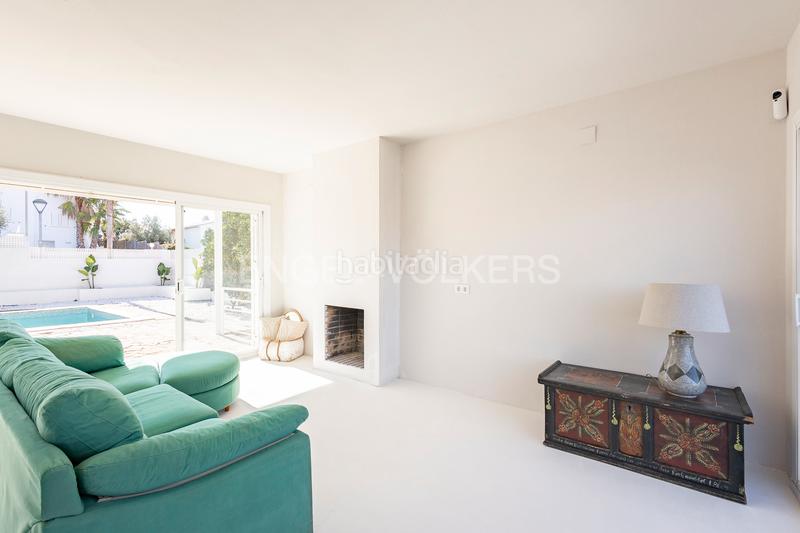 Foto e9cc66fc-0300-44ba-95fb-3a9e3c44e6de. Casa luminosa casa con vistas al mar recién reformada en Cunit