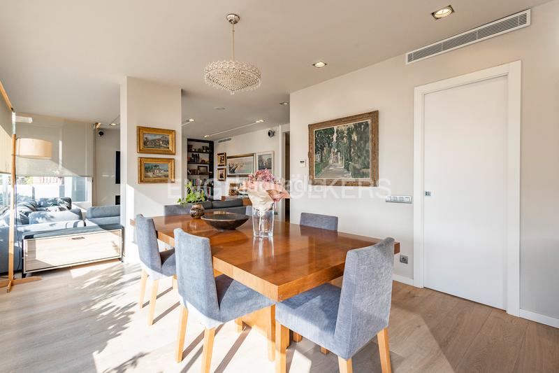 Foto 16e5f176-667c-4729-8849-15e3c0ee8f41. Alquiler apartamento gran piso con piscina y vistas en tres torres junto sarria en Barcelona