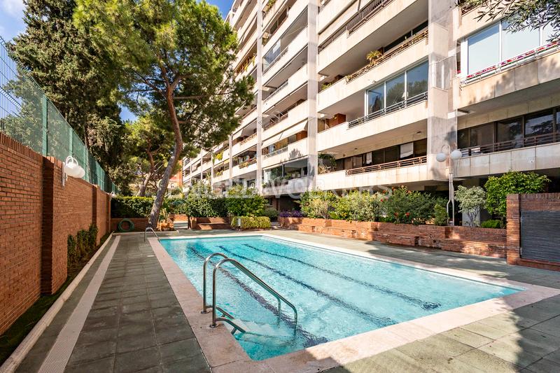 Foto 224f7bf2-8ca3-47c3-be60-32f9a79353dd. Alquiler apartamento gran piso con piscina y vistas en tres torres junto sarria en Barcelona