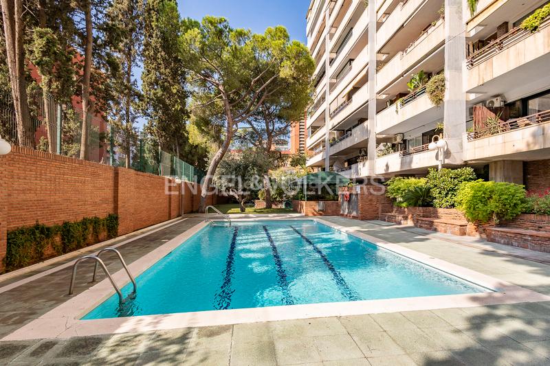 Foto d6f268bc-d2b7-4d27-8b6d-6fba871e437f. Alquiler apartamento gran piso con piscina y vistas en tres torres junto sarria en Barcelona