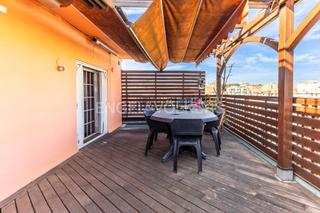 Attique à Col·legis Nous. Ático con terraza en zona tranquila a un paso del centro de moll
