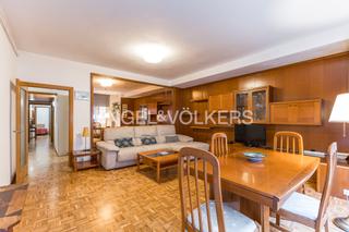 Apartament a El Camp d´en Grassot i Gràcia Nova. Amplio piso con terraza y cinco habitaciones en el corazón de gr