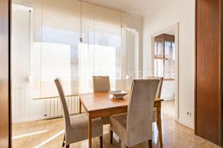 Apartment in Eixample. Elegante apartamento clásico de 5 habitaciones en el corazón de