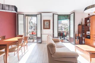 Apartment in L´Antiga Esquerra de l´Eixample. Precioso piso, alto, con terraza y balcones, en finca regia junt