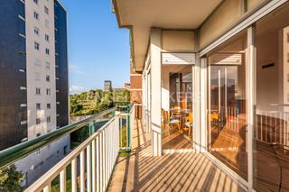 Rent Apartment in Pedralbes. Luminoso piso con terraza, zona ajardinada y parking en pedralbe