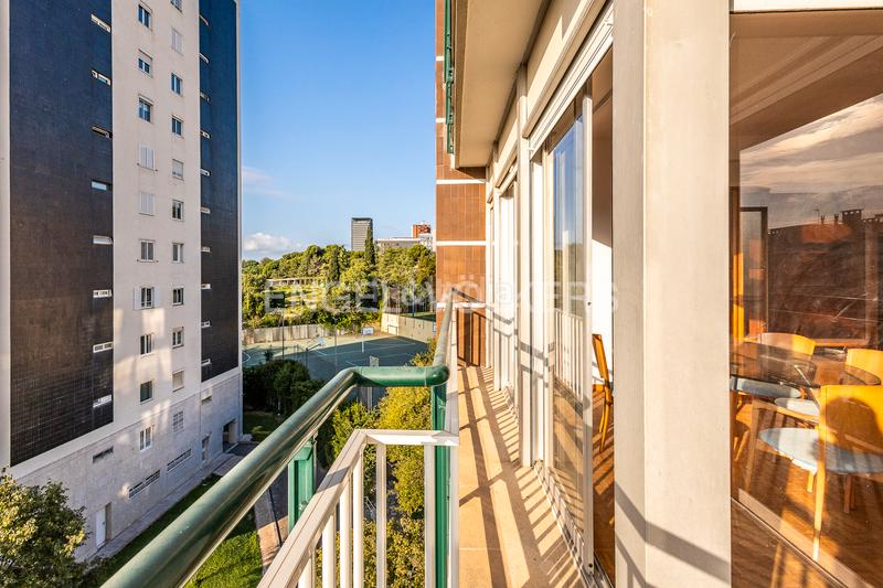 Foto b8085cb7-e92f-4528-94d4-a5a88c7ff162. Alquiler apartamento luminoso piso con terraza, zona ajardinada y parking en Pedralbes en Barcelona