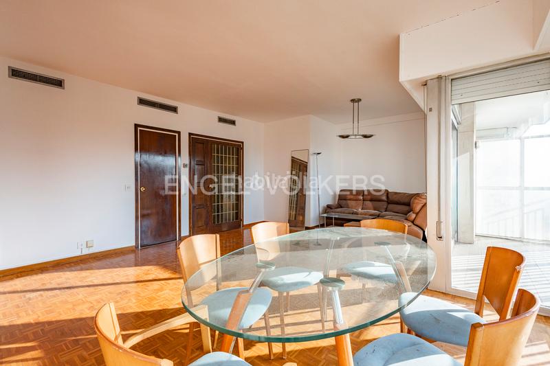Foto d2a39009-2303-4dbb-9c78-f489b70d6fb7. Alquiler apartamento luminoso piso con terraza, zona ajardinada y parking en Pedralbes en Barcelona