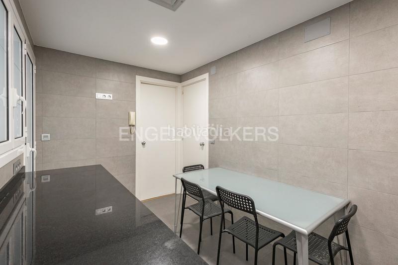 Foto f4f17661-3d66-4e11-aec3-b972a383bf48. Alquiler apartamento luminoso piso con terraza, zona ajardinada y parking en Pedralbes en Barcelona