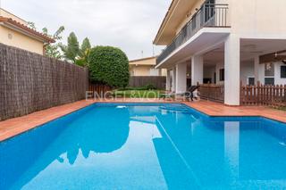 Maison à Premià de Dalt. Casa unifamiliar reformada con piscina