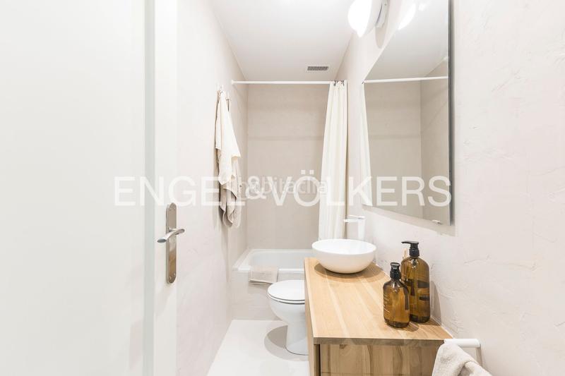 Foto 2a0034a7-781c-4413-9ec4-1b4819b9c2df. Alquiler casa adosada exclusiva vivienda de temporada en gràcia con terraza en Barcelona