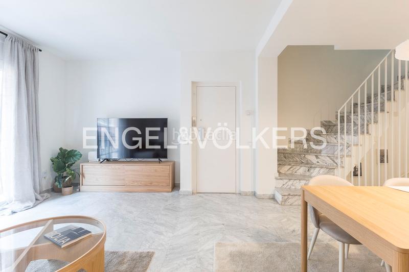 Foto 73b0b43a-1f9d-4a90-b8a5-35201104756f. Alquiler casa adosada exclusiva vivienda de temporada en gràcia con terraza en Barcelona