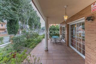 Casa a Ciutat jardí Bonanova. Elegancia mediterránea en calafell casa con jardín y terraza en