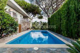 Casa en Caldes de Montbui. Bonita casa a cuatro vientos esquinera con piscina en can valls