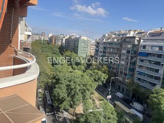 Appartement à Sants. Piso alto, soleado y con terraza en josep tarradellas