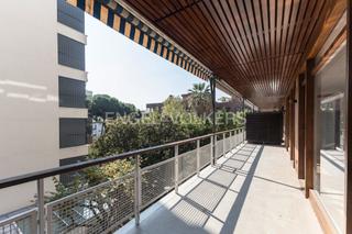 Apartment in Tres Torres. Magnífica propiedad reformada con terraza y dos plazas de garaje