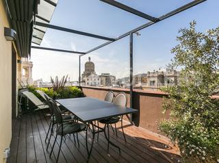 Miete Dachwohnung in Dreta de l´Eixample. Espectacular ático de diseño en plaza cataluña