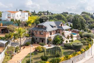 Maison à Lliçà de Vall. Espectacular casa unifamiliar con jardín de ensueño, piscina, ja