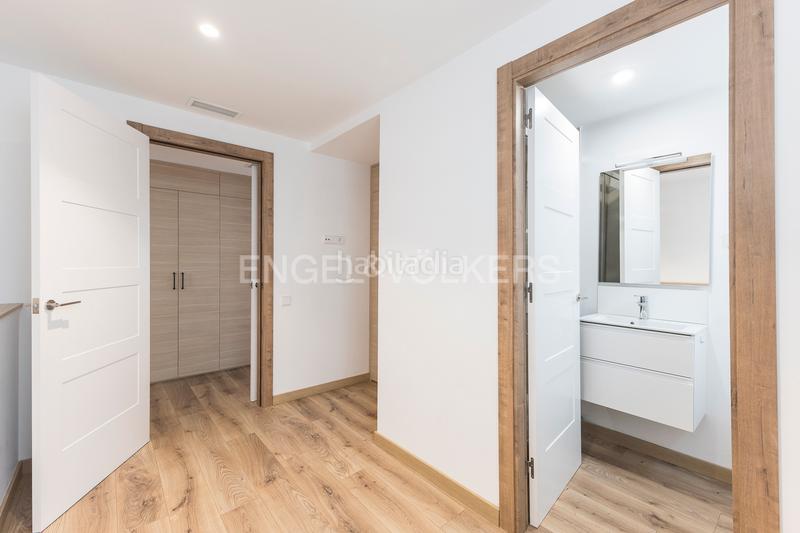Foto d649b0e5-1590-4c6b-a6d3-bb8f1cd19edd. Alquiler ático luminoso ático dúplex con amplias terrazas en Barcelona