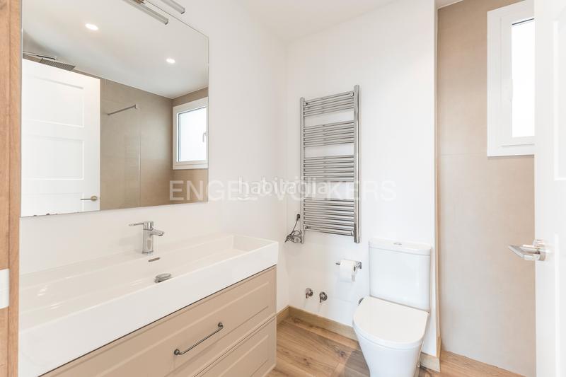 Foto e0bae02f-20a6-4c74-b158-0656defc0f90. Alquiler ático luminoso ático dúplex con amplias terrazas en Barcelona