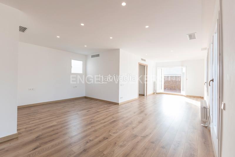 Foto 678cbc15-3b76-4610-8d31-90c2d648d0ed. Rent penthouse with heating parking in Sant Ramon - Maternitat Barcelona