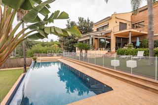 Casa a Montalnou - Milans del Bosc. Exclusiva casa con ascensor, vistas al mar y máxima privacidad e