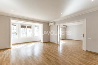 Apartament a Dreta de l´Eixample. Amplio piso de 200 m junto a rambla catalunya