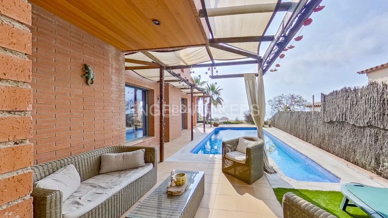 Foto 5798f4e0-d581-465a-98f5-87e3438ea7ae. Casa amb calefacció aparcament piscina a Canet de Mar
