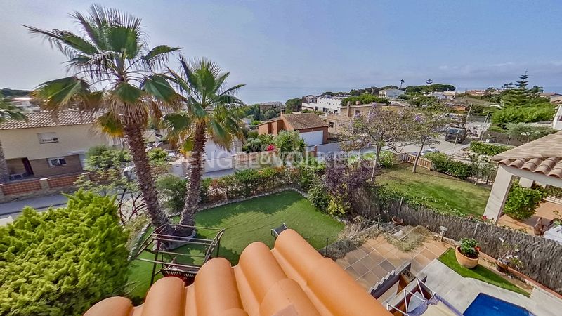 Foto a426834b-451d-428b-98e6-f68f820d0f6e. Casa amb calefacció aparcament piscina a Canet de Mar