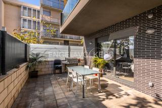 Appartement à La Plana. Planta baja de 4 dormitorios y jardín privado en la plana
