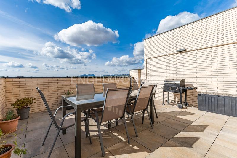 Foto 36bd36eb-2bf6-430b-9495-8a944c545e32. Àtic amb calefacció aparcament piscina a Can Llong Sabadell