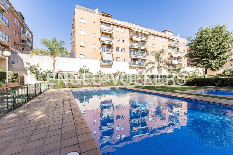 Foto 1c2dc036-bcfb-4e02-af24-2a25c994bd5a. Duplex avec chauffage parking piscine dans Centre Castelldefels