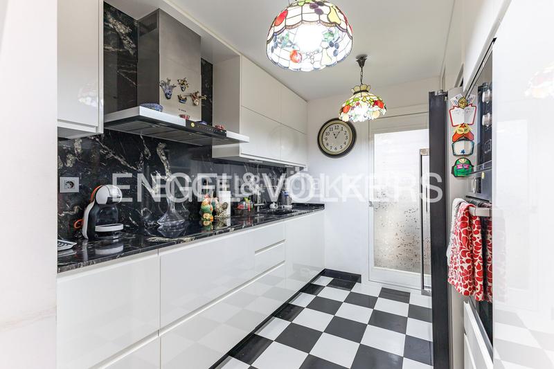 Foto 4799d50b-688e-4f87-95fe-6264bbf98747. Duplex avec chauffage parking piscine dans Centre Castelldefels