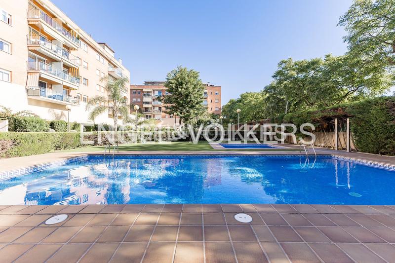 Foto f67307fd-b7f3-44e8-9d8b-6126e2b6e0df. Duplex avec chauffage parking piscine dans Centre Castelldefels