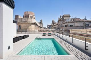 Miete Dachwohnung in Gòtic. Ático amueblado con piscina  comunitaria.