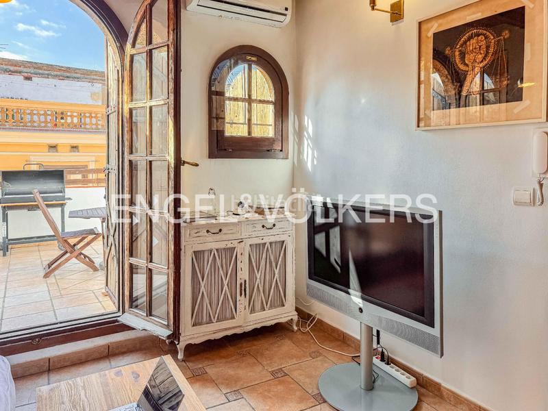 Foto 90964eba-1b7c-4bda-aee5-1e1db9932e0a. Alquiler apartamento ático luminoso con terraza privada en el corazón del gótico en Barcelona