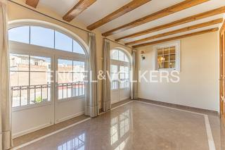 Apartment in Gòtic. Piso alto y espacioso a pasos del port vell