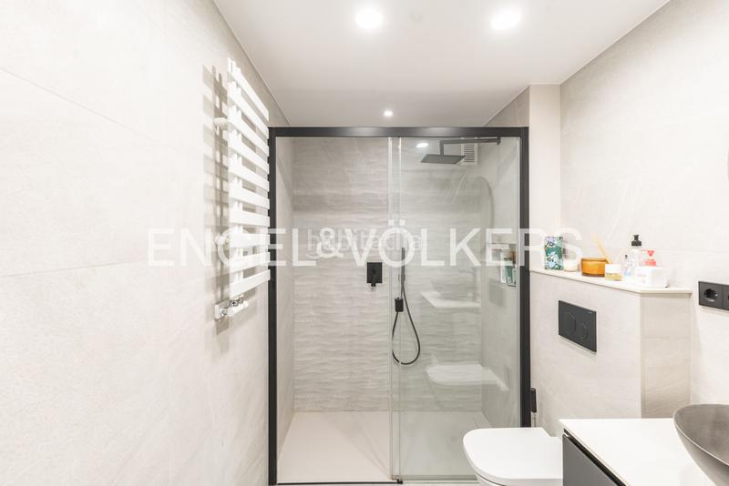 Foto 024d4b4e-42cd-4965-b28e-0de75c01a69b. Alquiler apartamento descubre este piso apartamento con piscina y vistas despejadas! en Badalona