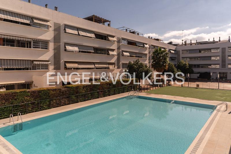 Foto 2d5bdc87-9b22-4f83-bc82-e95c62f7e0f0. Alquiler apartamento descubre este piso apartamento con piscina y vistas despejadas! en Badalona