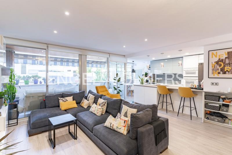 Foto 6067892a-1db4-46d0-8372-5a19d1465d71. Alquiler apartamento descubre este piso apartamento con piscina y vistas despejadas! en Badalona