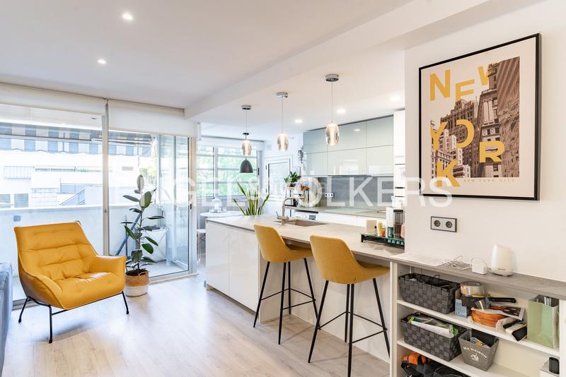 Foto 6ac402a1-9970-447e-b5d2-6558430f0737. Alquiler apartamento descubre este piso apartamento con piscina y vistas despejadas! en Badalona