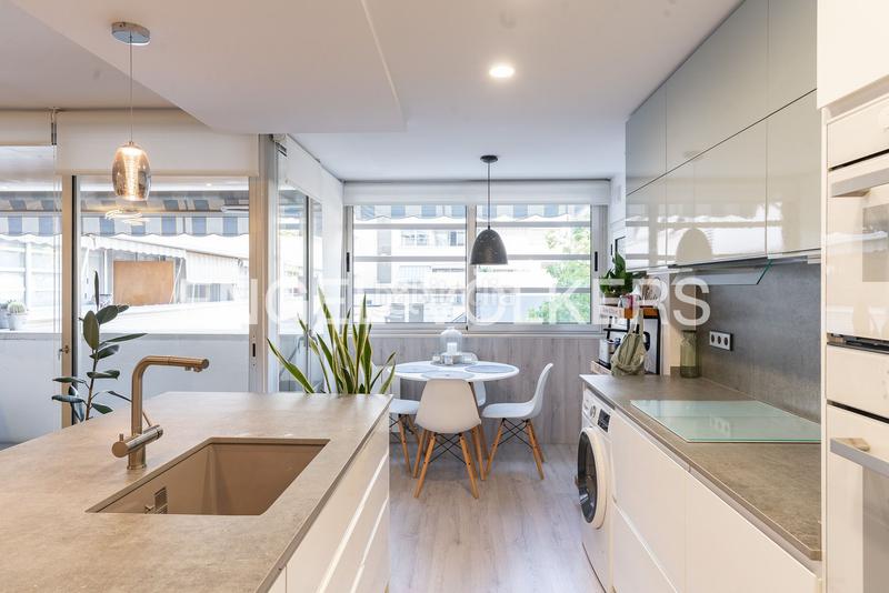 Foto 9a1da35f-db53-40cb-98df-a4c8d75714ee. Alquiler apartamento descubre este piso apartamento con piscina y vistas despejadas! en Badalona