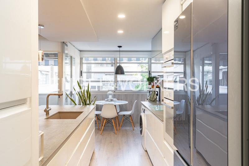 Foto 9c9cc0a8-7429-43b6-9bf0-81a621f9f569. Alquiler apartamento descubre este piso apartamento con piscina y vistas despejadas! en Badalona