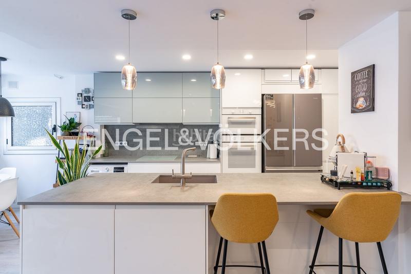 Foto cd992f40-9756-4a99-be36-c0caf57831ee. Alquiler apartamento descubre este piso apartamento con piscina y vistas despejadas! en Badalona