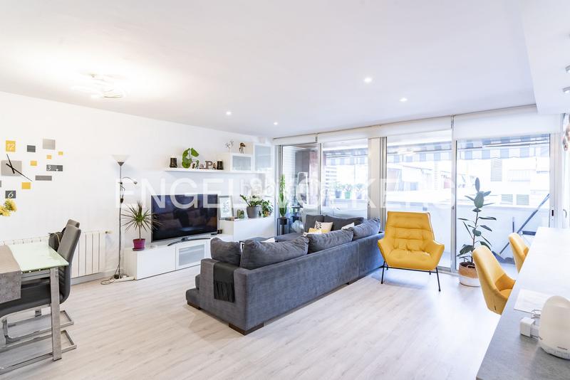 Foto f8404687-6c22-4a0d-bdc8-c3b6fbb46759. Alquiler apartamento descubre este piso apartamento con piscina y vistas despejadas! en Badalona