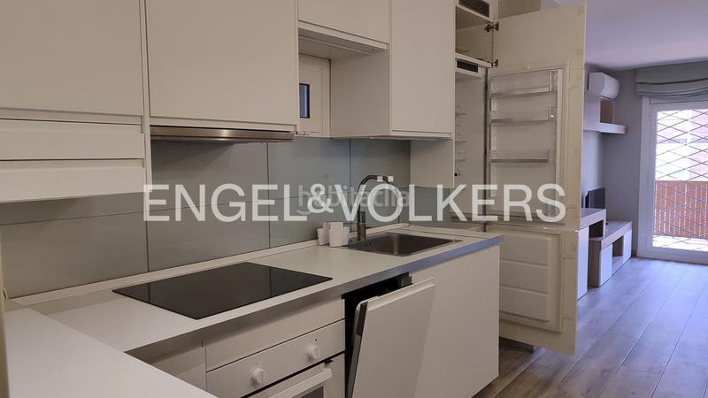 Foto c632fa2c-d6fa-47ae-a824-cbe38fb8d3ab. Alquiler apartamento estupendo piso con terraza temporal en Barcelona